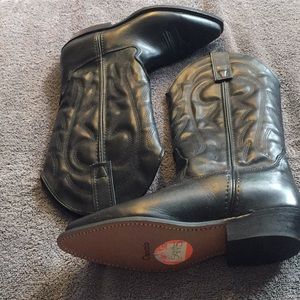 Final offer😍😍😍Cow girl boots size 5 women